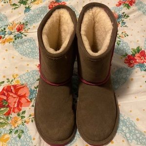 Girls Bear Paw boots size 5. Dark brown; Worn once. Smoke free home.